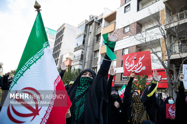 دانش آموزان حاضر در مراسم یوم الله ۱۳ آبان در تهران در حال شعار دادن هستند