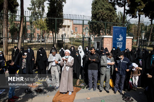 مردم حاضر در مراسم یوم الله ۱۳ آبان در تهران در مقابل لانه جاسوسی آمریکا در تهران نماز ظهر و عصر خود را پس از اتمام مراسم به جا می آورند