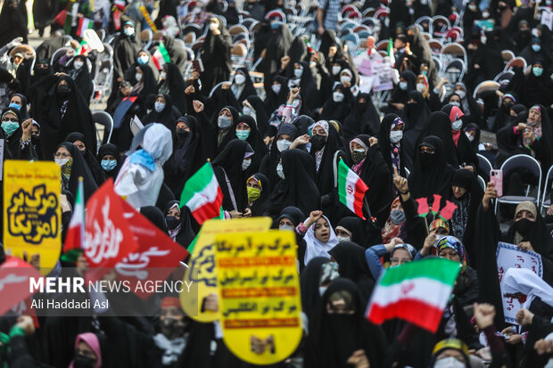 حضور گسترده مردم در راهپیمایی گرامیداشت یوم الله۱۳ آبان سبب شد تا شور بیشتری به مراسم داده شود