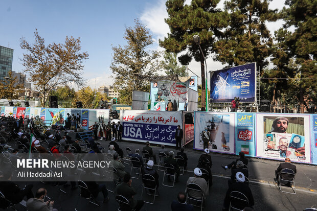 مراسم راهپیمایی یوم الله ۱۳ آبان صبح امروز مقابل لانه جاسوسی، سفارت سابق ایالات متحده برگزار شد