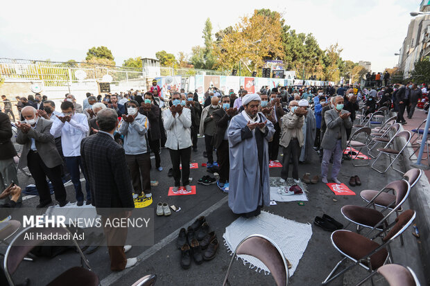 نمازگزاران در پایان مراسم یوم الله ۱۳ آبان و بعد از اذان ظهر به افق تهران  به اقامه نماز پرداختند