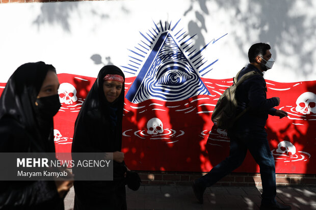 شرکت کنندگان در راهپیمایی 13 آبان در تهران در حال عبور از مقابل لانه جاسوسی آمریکا هستند