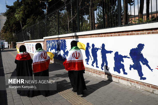 شرکت کنندگان در راهپیمایی 13 آبان در تهران در حال عبور از مقابل لانه جاسوسی آمریکا (سفارت سابق آمریکا ) هستند