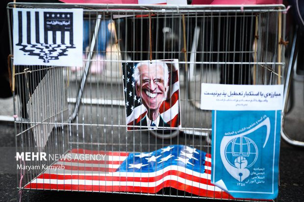 تصویری از جو بایدن رئیس جمهور آمریکا در داخل یک قفس وجود دارد