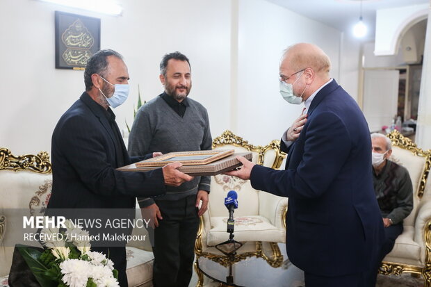  محمد باقر قالیباف  رئیس مجلس در منزل   شهید جمال محمد شاهی حضور پیدا کرد