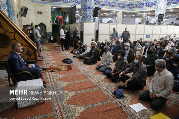 علیرضا زاکانی شهردار تهران در حال سخنرانی در جمع نمازگزاران مسجد علی بن الحسین (ع) است