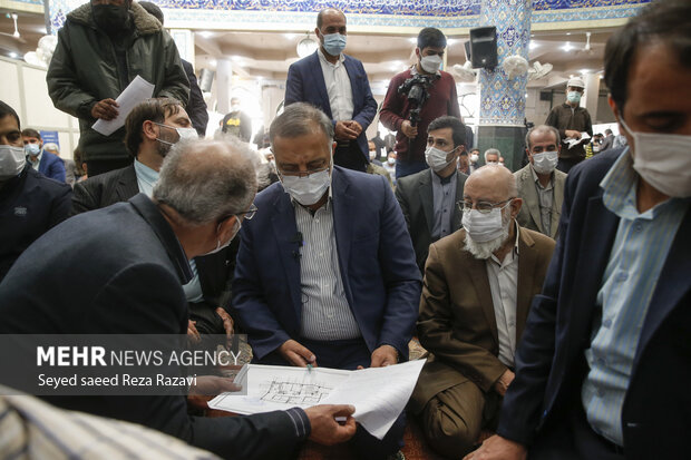 علیرضا زاکانی شهردار تهران در حال پیگیری و گرفتن نامه جهت رفع مشکلات  مردم است