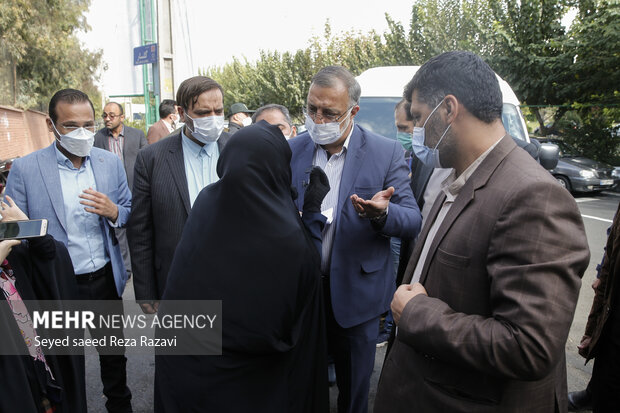 علیرضا زاکانی شهردار تهران در حال پیگیری و گرفتن نامه جهت رفع مشکلات است