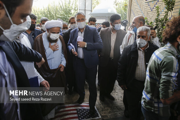 علیرضا زاکانی شهردار تهران با زیر پا گذاشتن پرچم آمریکا وارد مسجد علی بن الحسین (ع) می شود