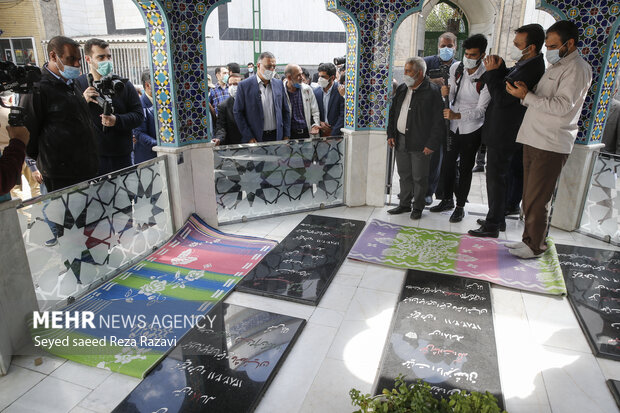  علیرضا زاکانی شهردار تهران در حال ادای احترام به شهدای دفاع مقدس است