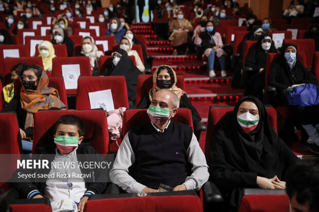  یک کودک خردسال به همراه خانواده خود در مراسم اختتامیه هفتمین جشنواره فیلم کوتاه دانش آموزی حضور دارد