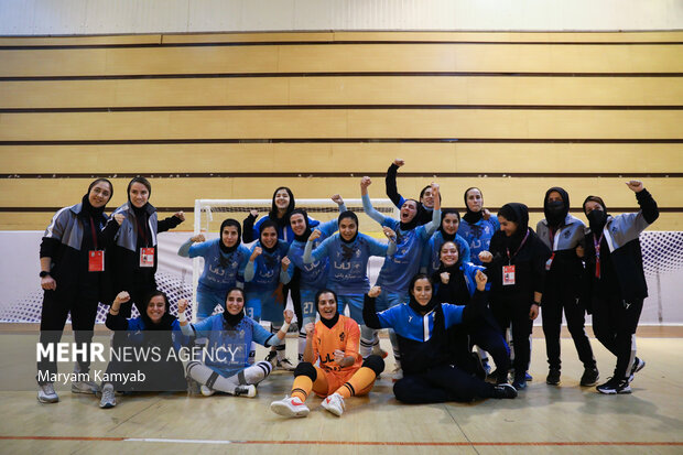 بازیکنان و کادر فنی تیم فوتسال بانوان پیکان پس از پیروزی برابر تیم نصر فردیس البرز در حال خوشحالی هستند