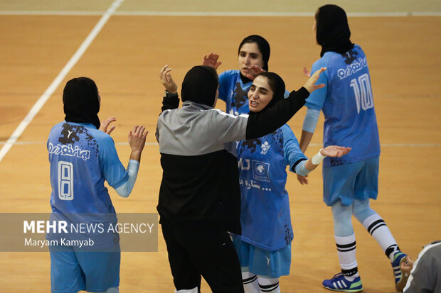بازیکنان و کادر فنی تیم فوتسال بانوان پیکان پس از پیروزی برابر تیم نصر فردیس البرز در حال خوشحالی هستند