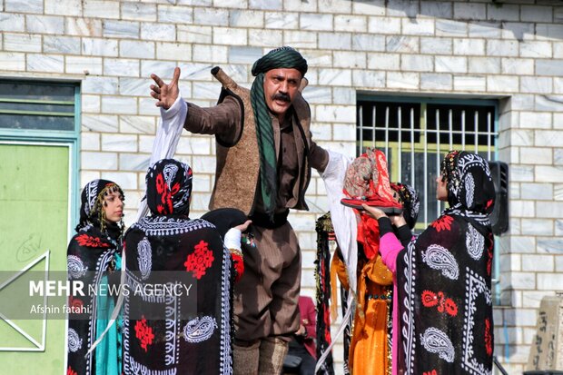 استقبال گسترده مردم از اجراهای عمومی جشنواره تئاتر خیابانی مریوان