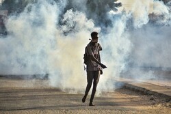 نیروهای امنیتی سودان با گاز اشک آور به معترضان حمله ور شدند/ بازداشت ۲۰۰ معلم