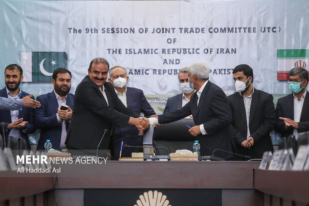 در حاشیه مراسم دو کارگزار ایرانی و پاکستانی نیز با هم تفاهم نامه امضا کردند
