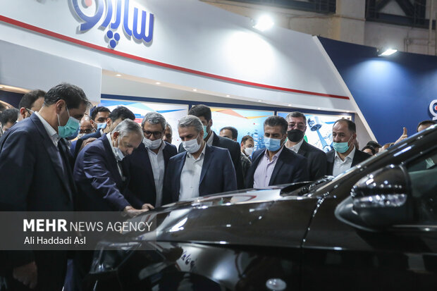 سیدرضا فاطمی‌امین وزیر صنعت معدن و تجارت و عبدالرزاق داوود مشاور نخست وزیر پاکستان در امور تجارت و سرمایه‌گذاری از خودروی تارااتوماتیک بازدید می کنند