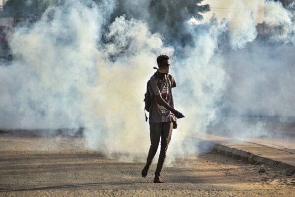نیروهای امنیتی سودان با گاز اشک آور به معترضان حمله ور شدند