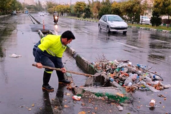 بیرون کشیدن زباله‌های عجیب از جوی‌های تهران
