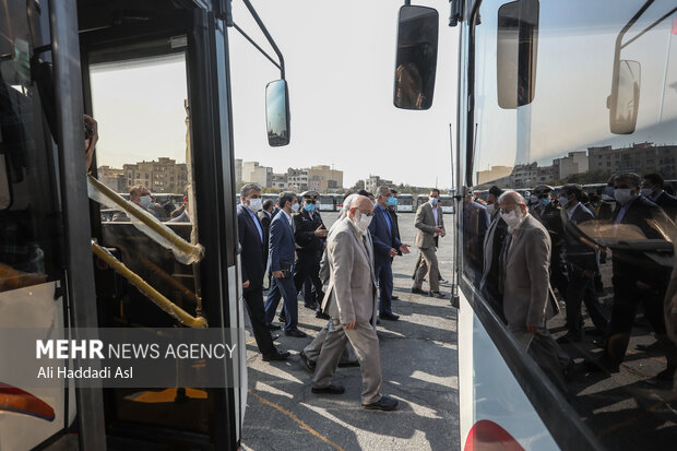 مهدی چمران رئیس شورای اسلامی شهر تهران در حال بازدید از اتوبوس های آماده بهره برداری ناوگان حمل و نقل عمومی تهران است