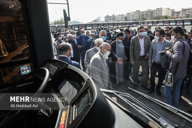 مهدی چمران رئیس شورای اسلامی شهر تهران در حال بازدید از اتوبوس های آماده بهره برداری ناوگان حمل و نقل عمومی تهران است