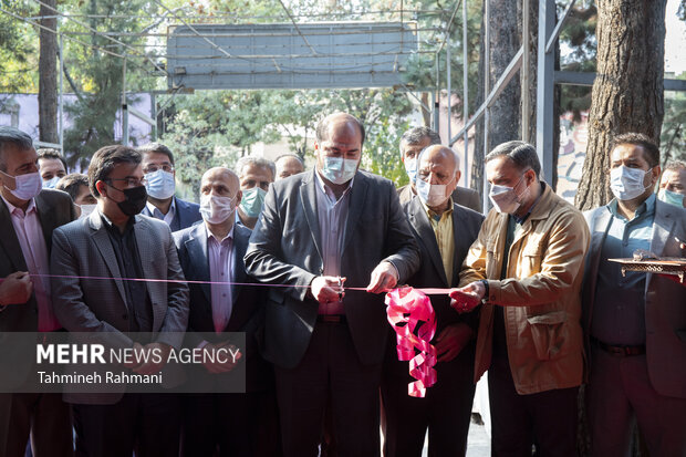 محسن منصوری استاندار تهران در حال بریدن ربان و افتتاح  نمایشگاه عفاف و حجاب در چهل سرای مصلی تهران است