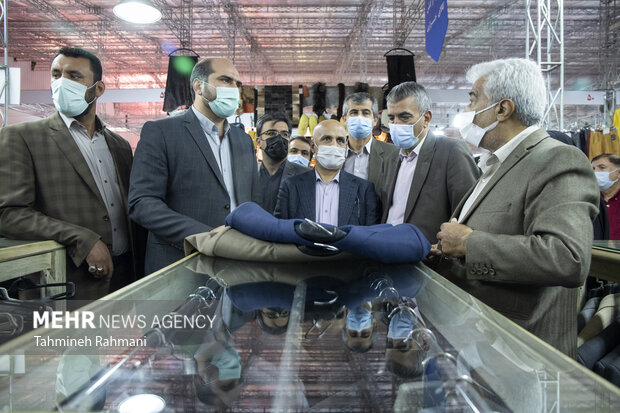 محسن منصوری استاندار تهران در حال بازدید از نمایشگاه عفاف و حجاب است
