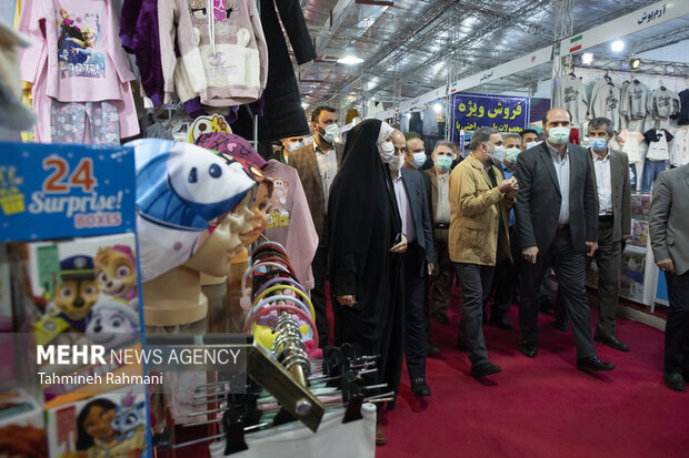 محسن منصوری استاندار تهران در حال بازدید از نمایشگاه عفاف و حجاب است