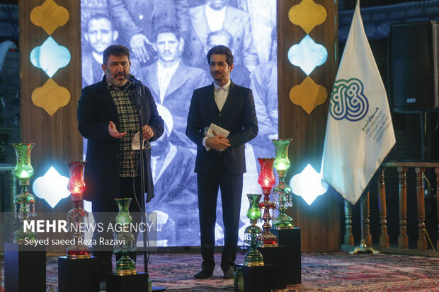  سعید حدادیان در حال سخنرانی در مراسم افتتاحیه مهرواره برگزیدگان سال هئیت و تشکلهای دینی است