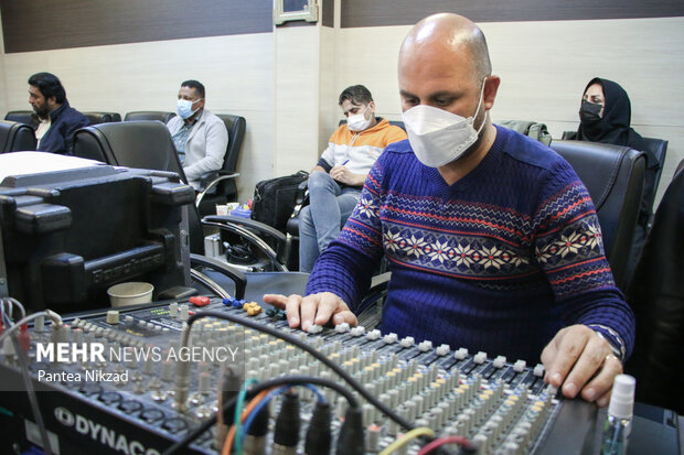 عوامل رادیو گفتگو در حال ضبط و پخش برنامه گفتگوی سیاسی در این شبکه رادیویی در محل خبرگزاری مهر هستند