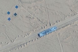 چین در صحرا ماکت هایی عظیم از ناوهای جنگی آمریکا ساخته است