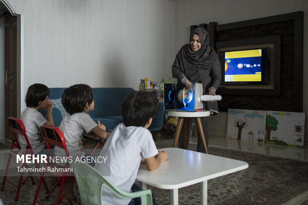 قبل از آغاز به کار پیش دبستانی، خواهران خسروجردی با چند معلم دوران ابتدایی در ارتباط با نحوه  و کتاب های آموزشی مشورت کرده و طرح درسی را برای فرزندان دانش آموز خود در نظر گرفته اند. خانم معصومه خسروجردی به واسطه کلاس های کاردرمانی پسر خود مهدیار که کودک سندروم داون است، تجربه زیادی در بحث آموزش به کودکان دارد