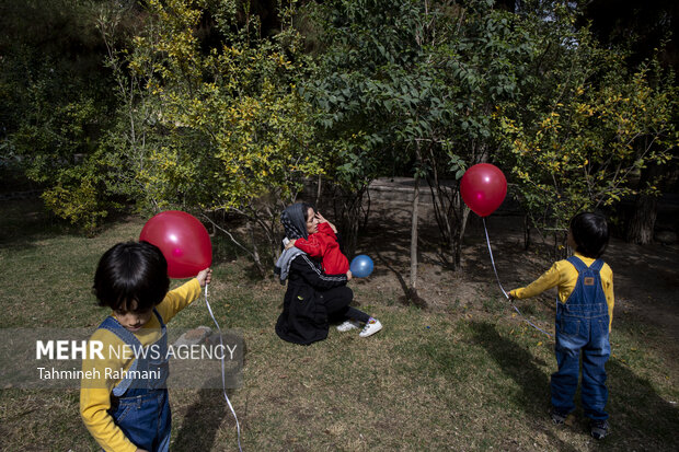 کاردستی دانش آموزان پیش دبستانی شاپرک به پایان رسیده و بچه ها با بادکنک های خود مشغول بازی بودند که ارمیا آسیب کوچکی می بیند و مادرش او را در آغوش می گیرد