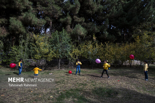 بچه ها از حداکثر فرصت ها برای بازی استفاده می کنند و در پایان یک روز آموزشی در طبیعت با بادکنک های خود مشغول بازی هستند