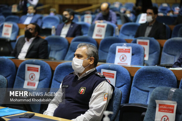 یکی از کارکنان آتشنشانی در سومین همایش ملی و اولین همایش بین المللی حکمرانی متعالی در تالار وزارت کشور حضور دارد