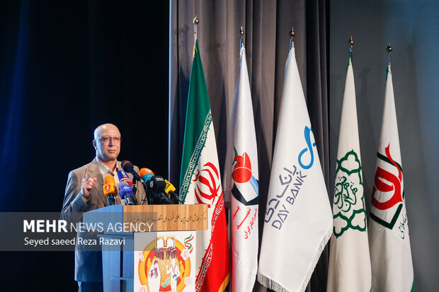  محمدعلی زلفی‌گل وزیر علوم، تحقیقات و فناوری، در مراسم ششمین همایش ملی تجلیل از رتبه های ۱۰۰ کشوری شاهد و ایثارگر در حال سخنرانی است