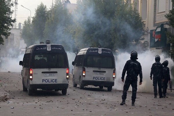 حمله نیروهای امنیتی تونس با گاز اشک آور به معترضان