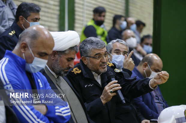  سید تیمور حسینی جانشین رئیس پلیس راهور ناجا در مراسم افتتاحیه مسابقات والیبال بین پلیس های تخصصی در حال سخنرانی است