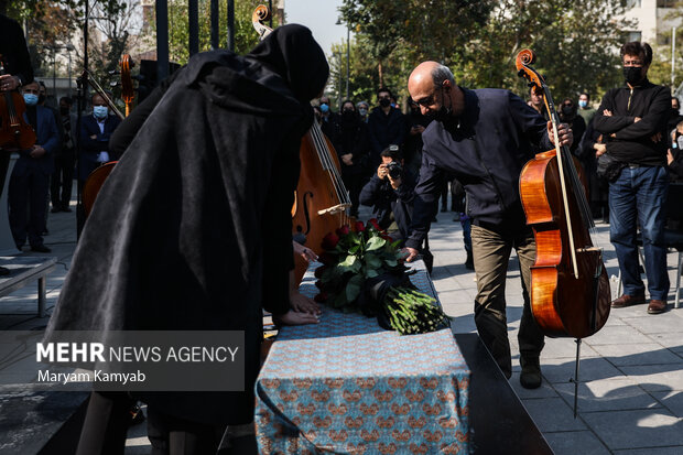 نوازندگان ارکستر پس از اجرا به پیکر مرحوم پورنگ پورشیرازی ادای احترام کردند