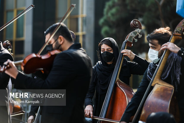 گروه ارکستر به رهبری بردیا کیارس در مراسم تشییع پیکر پورنگ پورشیرازی قطعاتی را اجرا کردند