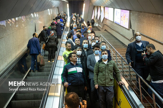  حسن یزدانی قهرمان کشتی در حال ورود به ایستگاه مترو تجریش تهران است