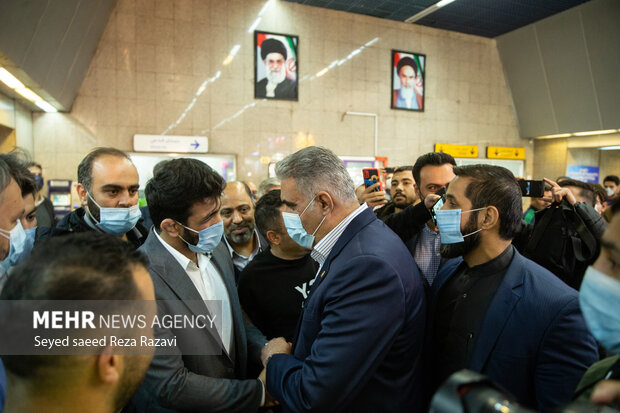  علی عبدالله پور  سرپرست شرکت بهره برداری راه آهن شهری تهران در حال استقبال از حسن یزدانی قهرمان کشتی است