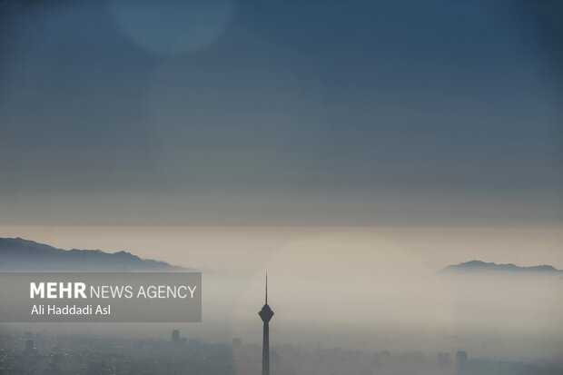 آلودگی هوای شهر تهران به قدری شده که گویی تهران در گودال دود است