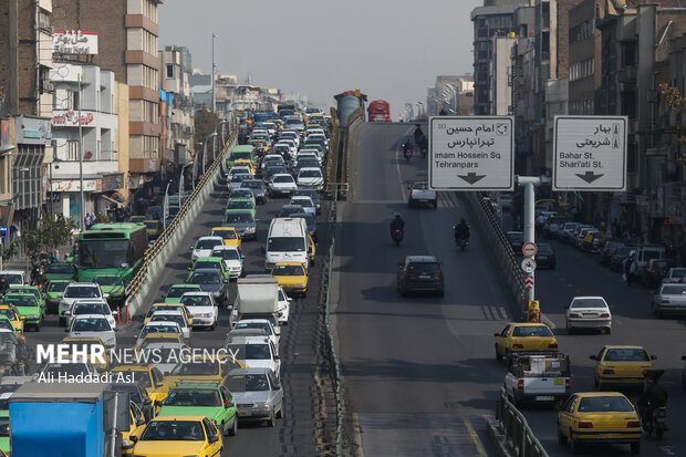با وجود هشدارهای بسیار جهت آلودگی هوا، همچنان اکثر شهروندان از وسایل نقلیه شخصی استفاده می کنند