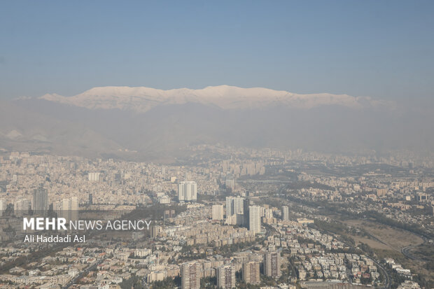 آلودگی هوا در تهران به قدری بالا رفته که قسمت شمالی شهر هم در دود فرو رفته