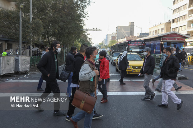 شهروندان تهرانی با توجه به آلودگی هوا از ماسک استفاده می کنند