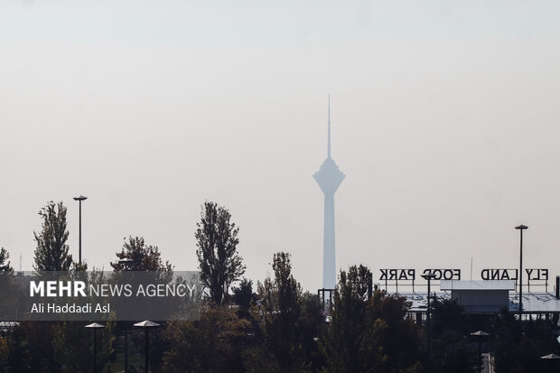برج میلاد در غبار و آلودگی به سختی قابل مشاهده است