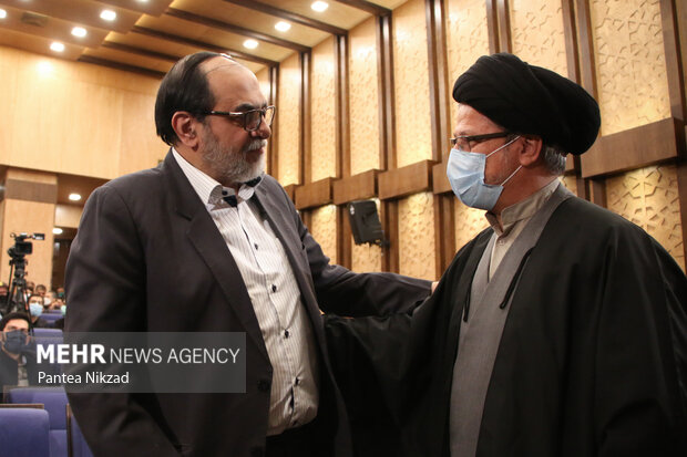 سعیدرضا عاملی دبیر شورای انقلاب فرهنگی در حال گفتگو با حسن رحیم پور است