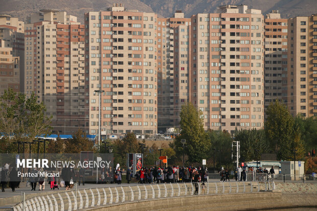 Families in Tehran take a free walking tour
