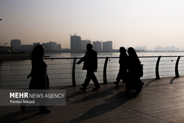 Families in Tehran take a free walking tour